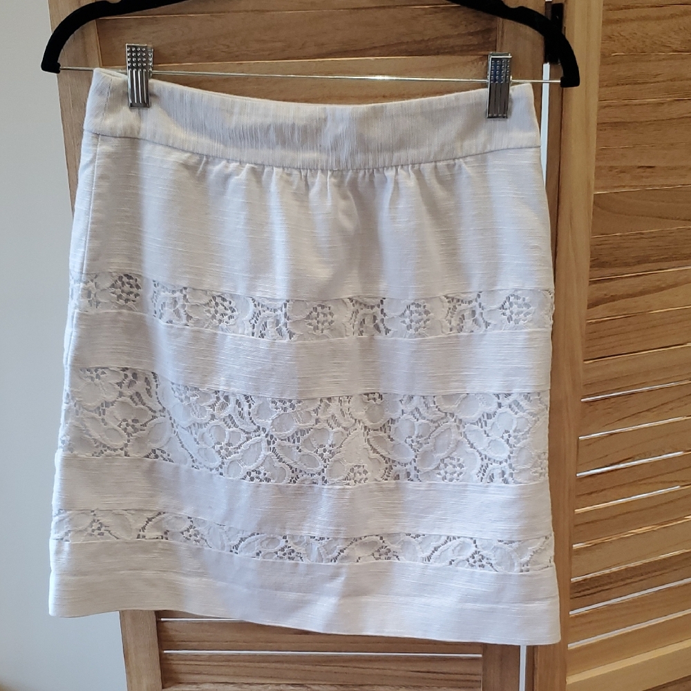 LOFT linen-look beachy mini skirt with Lace detail size 2